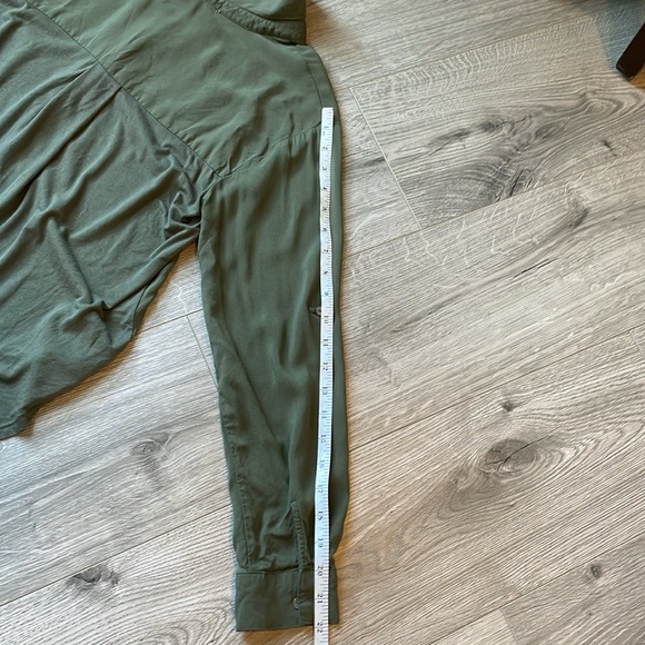 KELLY RENEE Versatile Green Long Sleeve Hi-low Top - Picture 7 of 8